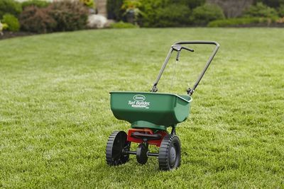 Scotts Turf Builder EdgeGuard Spreader