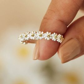 Silver Exquisite Two-Tone Daisy Ring